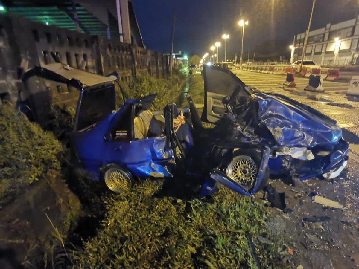 Dua beradik maut manakala tujuh lagi cedera  selepas dua kenderaan bertembung di Jalan Batu Kawa, berhadapan kilang Paragon, Kuching malam tadi. FOTO NORSYAZWANI NASRI