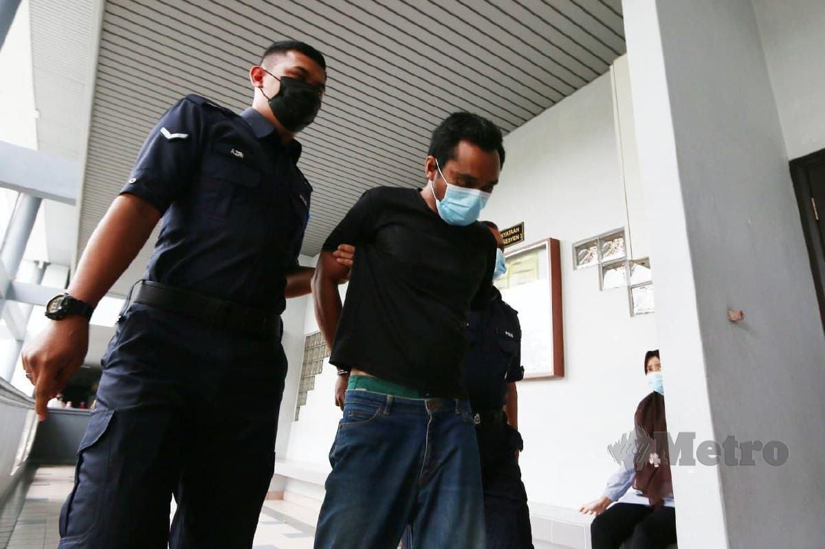 Tertuduh, Mohd Afandi Hasnan, 34 dihadapkan ke Mahkamah Majistret Ayer Keroh, Melaka atas pertuduhan melakukan ugutan jenayah terhadap ibu kandungnya yang berusia 62 tahun bagi mendapatkan wang dalam kejadian di daerah Melaka Tengah pada 1 Ogos lalu. FOTO IQMAL HAQIM ROSMAN