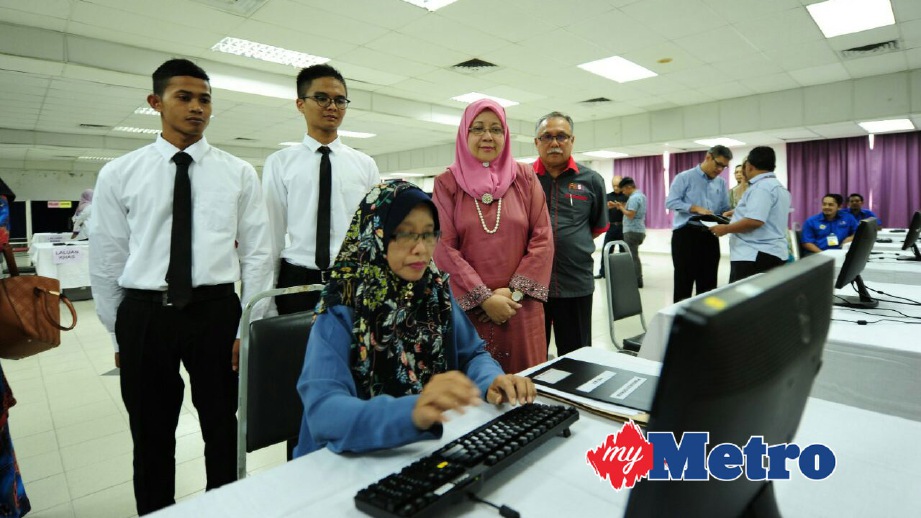 NAIB Canselor, USM Profesor Datuk Dr Asma Ismail (dua kanan) dan Adnan (kanan) melihat percubaan akhir sistem e-pilih yang akan digunakan. FOTO ihsan USM