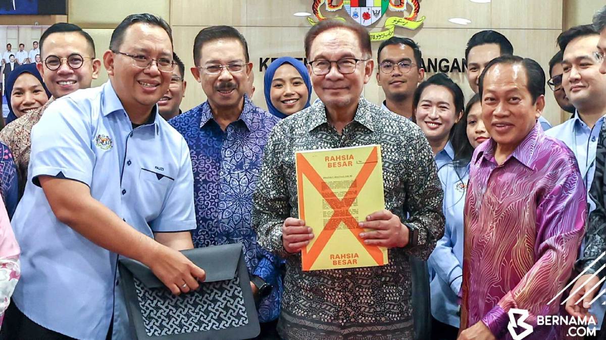 Anwar menyatakan penghargaan buat warga Perbendaharaan kerana sedia berkorban dan bertungkus lumus menyiapkan laporan ekonomi, fiskal dan Belanjawan 2024. FOTO Bernama