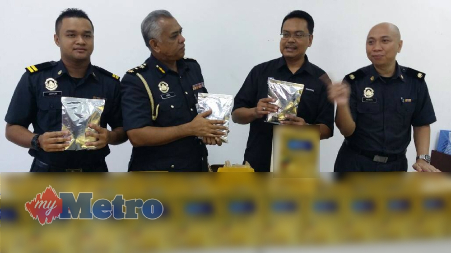 PENGARAH Kementerian Perdagangan Dalam Negeri, Koperasi dan Kepenggunaan Johor, Khairul Anwar Bachok (dua dari kanan) bersama pegawai Kementerian Perdagangan Dalam Negeri, Koperasi dan Kepenggunaan menunjukkan  kotak susu rumusan bayi tiruan bernilai RM42,000. FOTO Zain Ahmed
