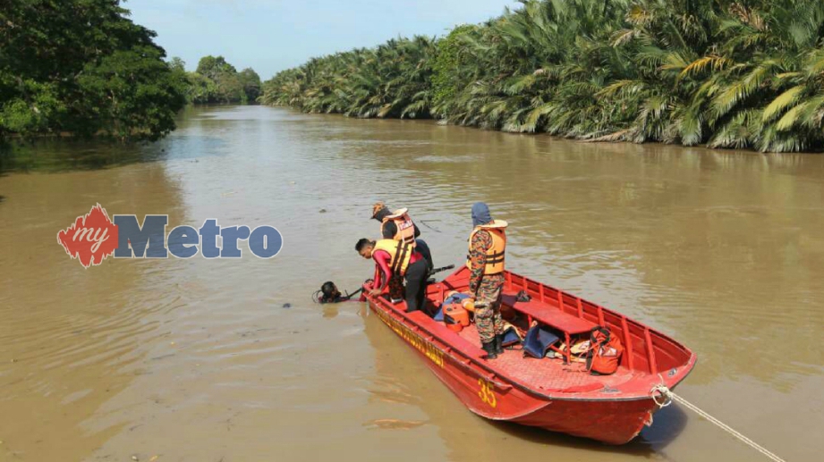 ANGGOTA Pasukan Penyelamat Di Air (PPDA) Bomba Kulim dan Sungai Petani sedang mencari mangsa dikhuatiri lemas seorang lelaki cina yang masih belum ditemui sejak semalam di dalam sungai Kedah berhampiran Kampong Ganding Dalam, Jalan Alor Mengkudu. FOTO Sharul Hafiz Zam