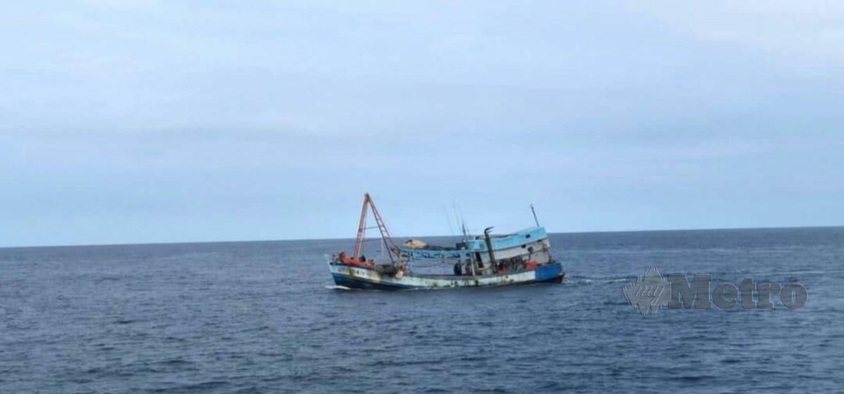 Bot nelayan Vietnam yang diusir Agensi Penguatkuasaan Maritim Malaysia (Maritim Malaysia) Pahang. FOTO  Maritim Malaysia