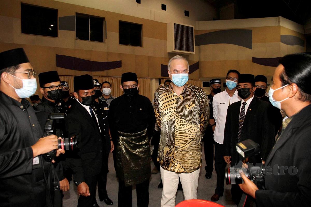 Sultan Perak Sultan Nazrin Shah (tengah) berkenan melawat pusat media di Dewan Jubli, Kuala Kangsar hari ini bagi menzahirkan penghargaan kepada petugas media selepas Istiadat Pelantikan dan Mengangkat Sumpah Jawatan Menteri Besar dan Exco Kerajaan Negeri Perak. FOTO BERNAMA