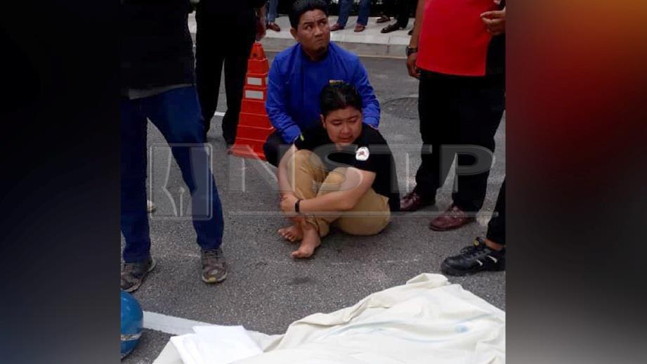 ZULFIANSHAH berada di sisi jenazah ibunya, Halilah meninggal dunia selepas digilis lori di Jalan Tun Razak, Kuala Lumpur. FOTO ihsan APM