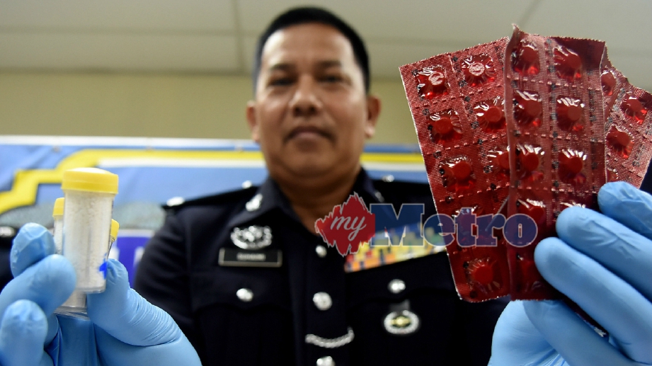 KETUA Polis Daerah Marang, Deputi Superintendan Mohd Suhaimi Ali menunjukkan dadah jenis eramine 5 dan heroin yang dirampas pada sidang media mengenai Rampasan Dadah di Ibu Pejabat Polis Daerah Marang. FOTO Mohd Syafiq Ridzuan Ambak