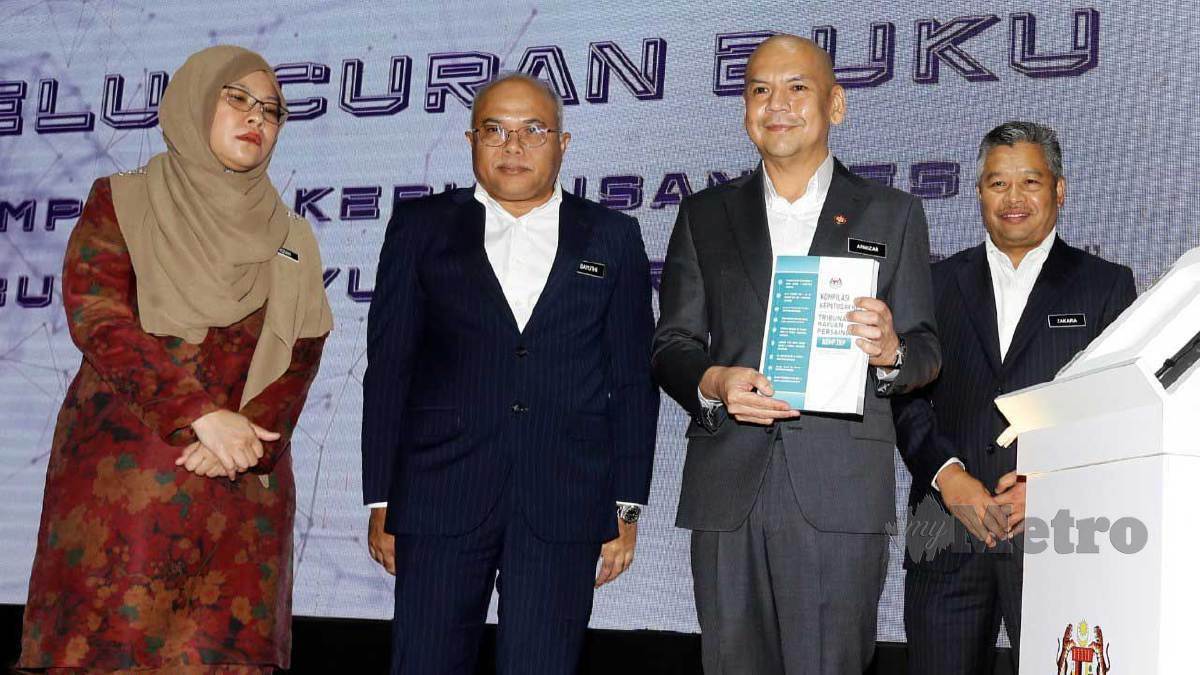 ARMIZAN (dua kanan)  melancarkan Kompilasi Keputusan Kes Tribunal Rayuan Persaingan selepas berucap di Majlis Amanat Tahun Baharu 2024 di Putrajaya. Turut kelihatan Ketua Setiausaha KPDN, Datuk Seri Mohd Sayuti Bakar (dua kiri). FOTO Mohd Fadli Hamzah