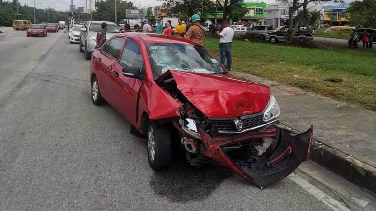 KERETA dipercayai mengalami masalah brek sebelum terbabit kemalangan dengan dua kenderaan lain. FOTO tular Facebook