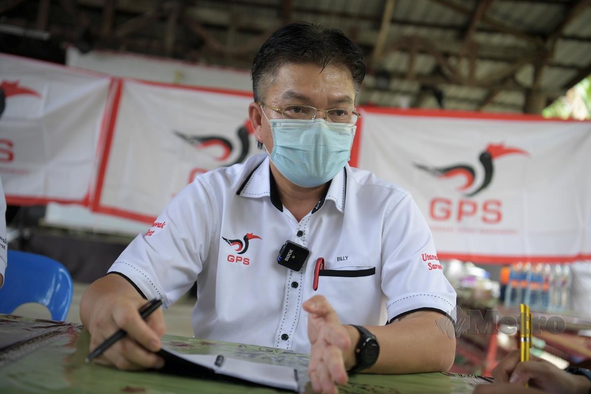 Billy Sujang bercakap kepada media selepas berkempen bersemuka di kampung Bitokan kira-kira30 kilometer dari pekan Bau pada Pilihan Raya Negeri (PRN) Sarawak ke-12. FOTO BERNAMA