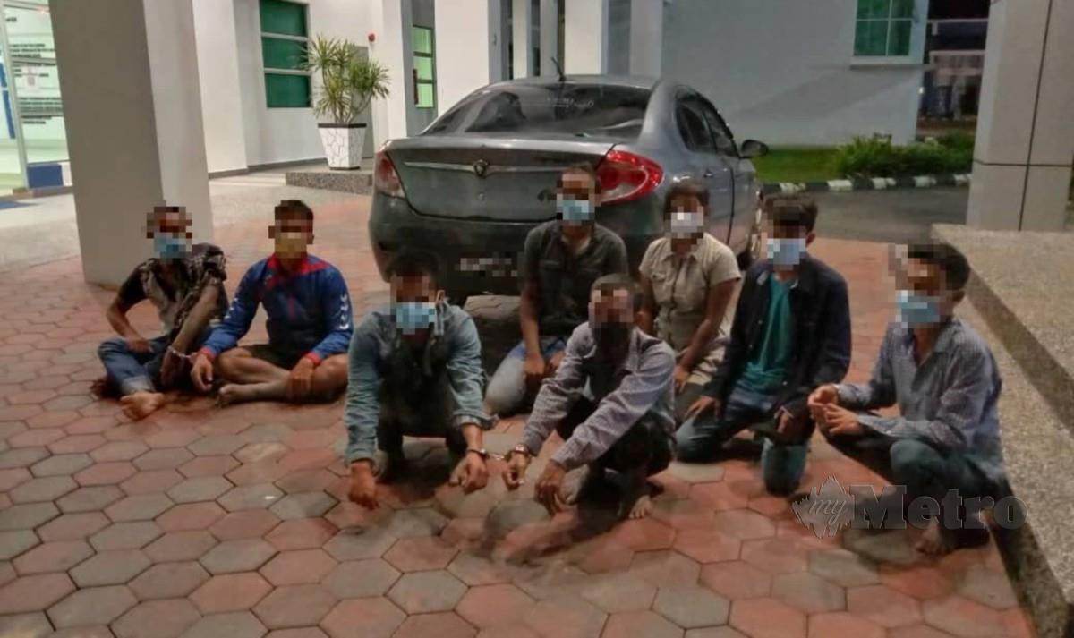 Lapan PATI Myanmar yang ditahan anggota polis di Kampung Lemal, Jalan Pasir Mas-Rantau Panjang, di sini, jam 1.30 awal pagi tadi. FOTO IHSAN POLIS