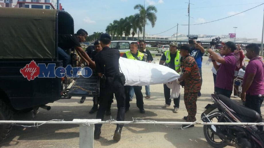 ANGGOTA polis membawa mangsa lelaki yang ditemui lemas di Sungai Kelantan ke Hospital Raja Perempuan Zainab II (HRPZ II) untuk dibedah siasat. FOTO Rosliza Mohamed