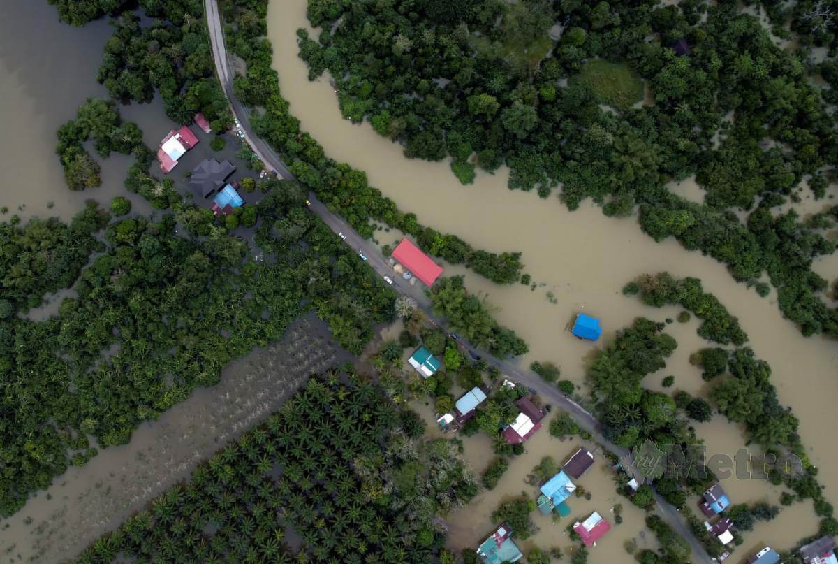 Tinjauan diudara menunjukkan keadaan kawasan Kampung Tersang berdekatan dengan sungai golok di Rantau Panjang yang masih ditenggelami air banjir yang  hari ini.  Jumlah mangsa banjir di Kelantan  meningkat kepada 1,943 mangsa daripada 606 keluarga sehingga jam 9 pagi ini. FOTO NIK ABDULLAH NIK OMAR