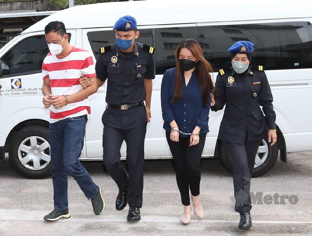 Pengurus stor, Chong Kim Kuang, 48, (kiri) dan akauntan, Ng Yee Xin, 37, (dua dari kanan) didakwa atas 16 pertuduhan mengikut akta penggubahan wang haram membabitkan RM13.28 juta, antara Oktober 2018 hingga Disember tahun lalu di Mahkamah Sesyen Johor Bahru, Johor. FOTO NUR AISYAH MAZALAN
