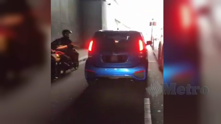 RAKAMAN video menunjukkan sebuah kereta Perodua Myvi berwarna biru dikejar penunggang motosikal ketika dipercayai cuba melarikan diri selepas melanggar beberapa kenderaan di Jalan Pudu, Kuala Lumpur, tular di media sosial sejak semalam. FOTO Tular