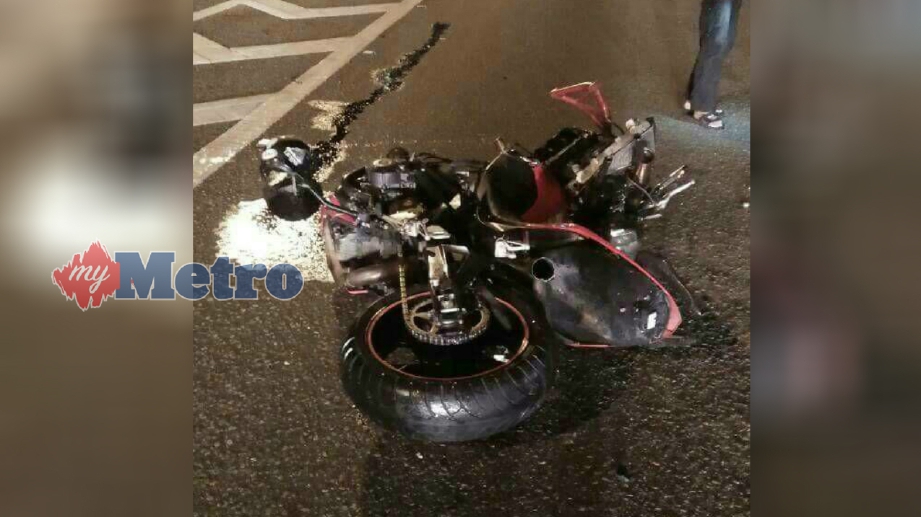 KEADAAN motosikal mangsa yang terbabit kemalangan di Kilometer 5.1 Lebuhraya PLUS arah selatan berdekatan susur Nasa City, Johor Bahru, pada malam Selasa lalu. FOTO Ihsan PDRM