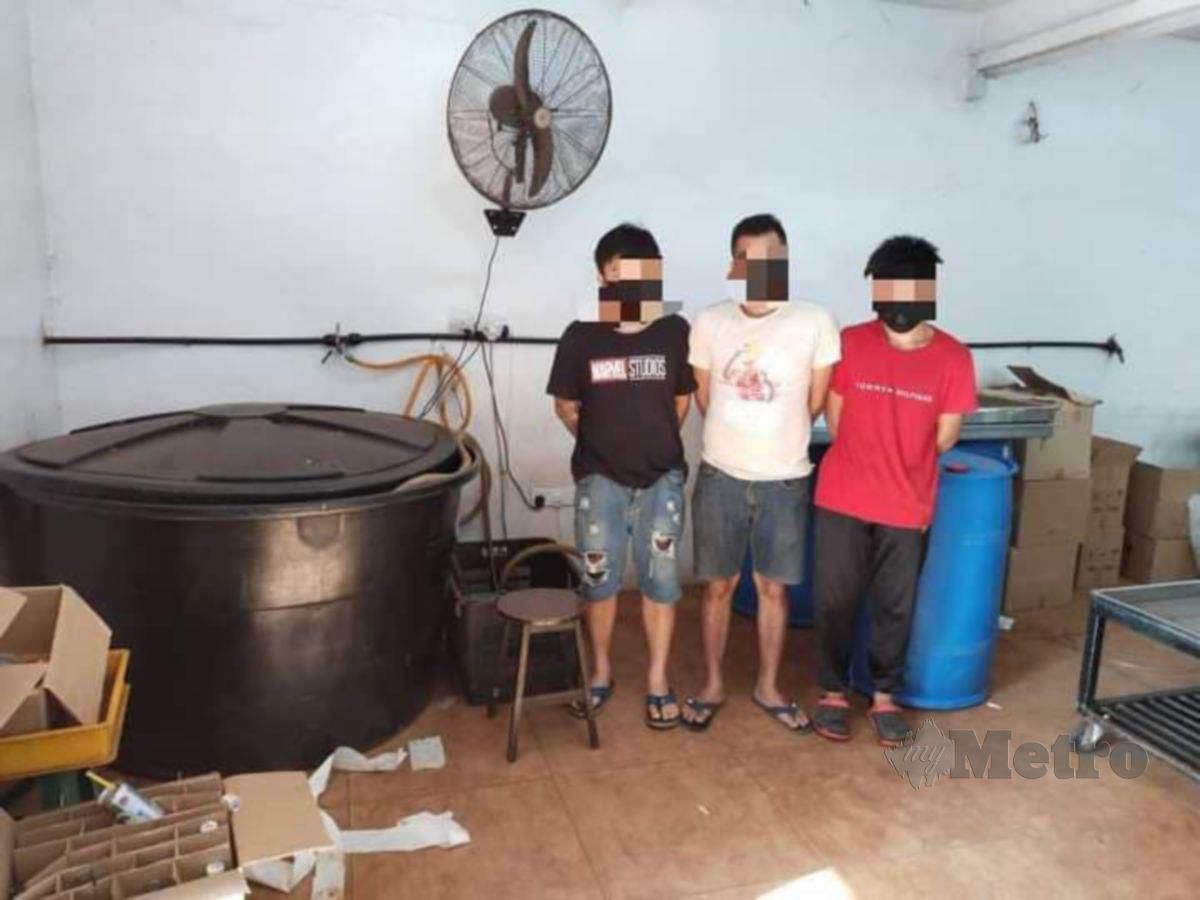 Tiga suspek warga tempatan ditahan bersama arak seludup tanpa pelepasan cukai bernilai RM49,049.03 di Kampung Teratai Tangkak dalam Ops Kontraban awal pagi, semalam.