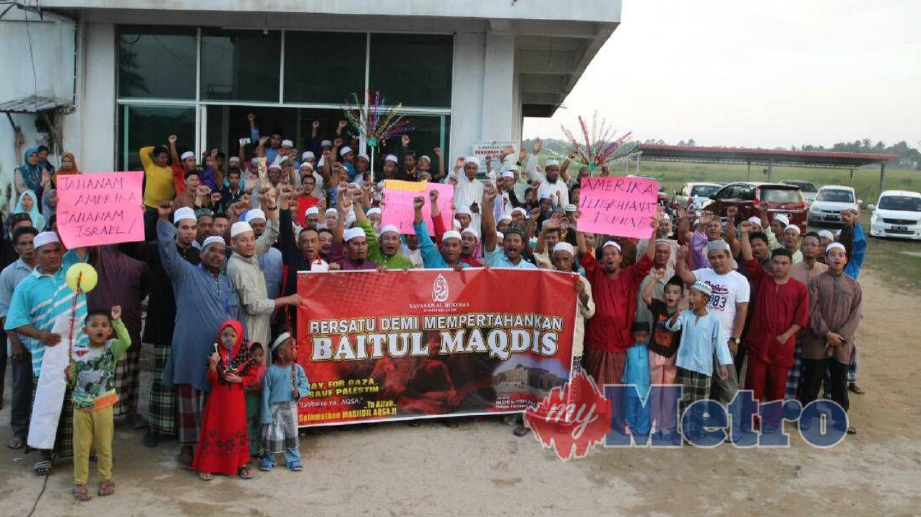 400 penduduk menyertai bantahan aman tindakan Amerika Syarikat yang mengiktiraf Baitul Maqdis sebagai ibu negara Israel di pekarangan Masjid Al-Itqan Mukim Telaga Bata, Tumpat hari ini. FOTO Nik Abdullah Nik Omar