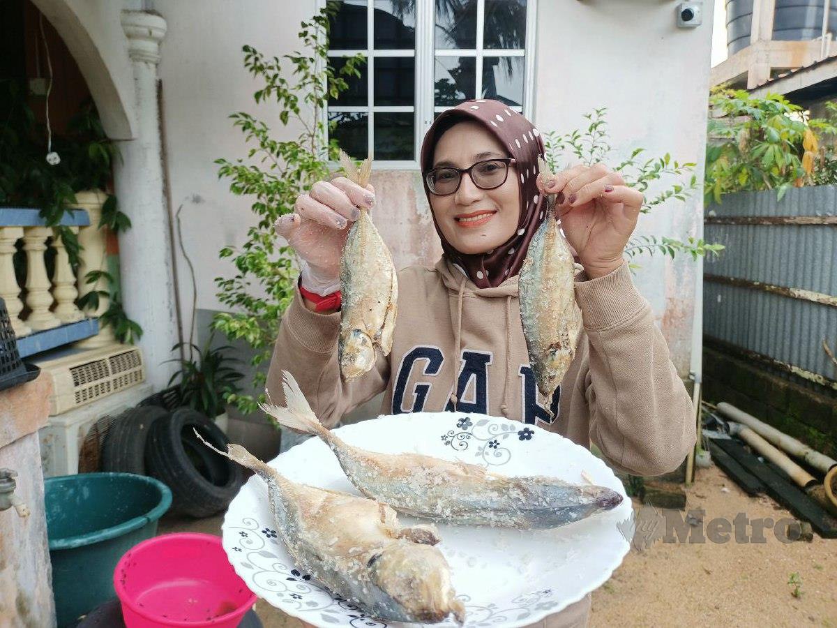Nor Syamsita Hussin, 43, menunjukkan ikan budu yang diprosesnya dan perlu diperam antara empat hingga lima bulan sebelum dapat dimakan. FOTO SITI ROHANA IDRIS