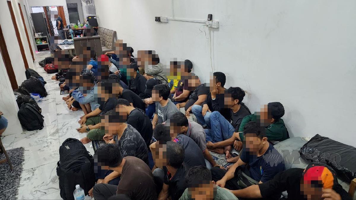 56 Pati ditahan dalam serbuan ke atas sebuah inap desa di Jalan Kebun, Shah Alam semalam.