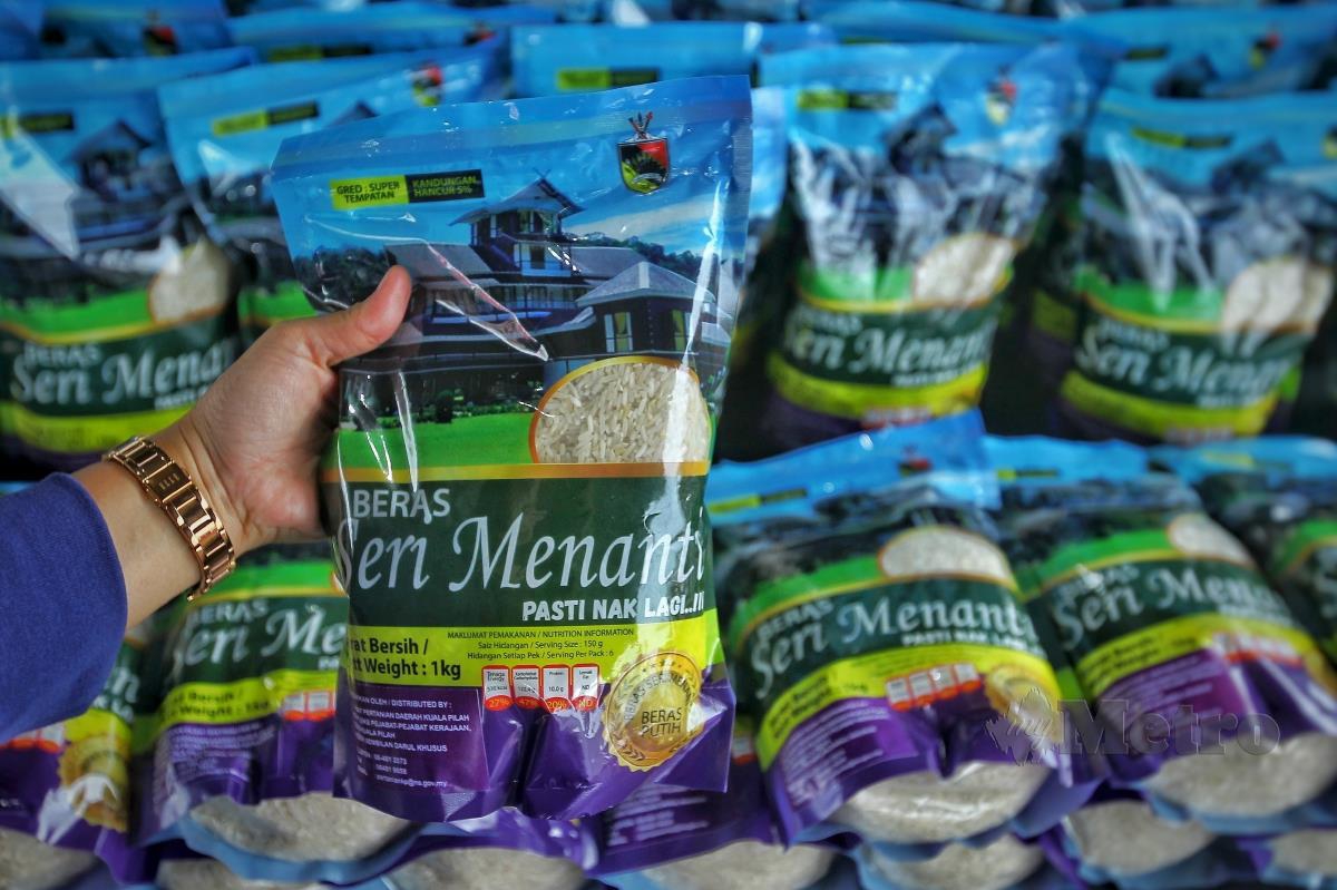 Beras keluaran pertama Negeri Sembilan dengan jenama beras Seri Menanti yang boleh didapati dengan harga pengenalan RM2 sekilogram dan RM6 bagi tiga kilogram pada Pesta Bola Ngoca 2023 di Perkampungan Budaya Terachi. FOTO AZRUL EDHAM