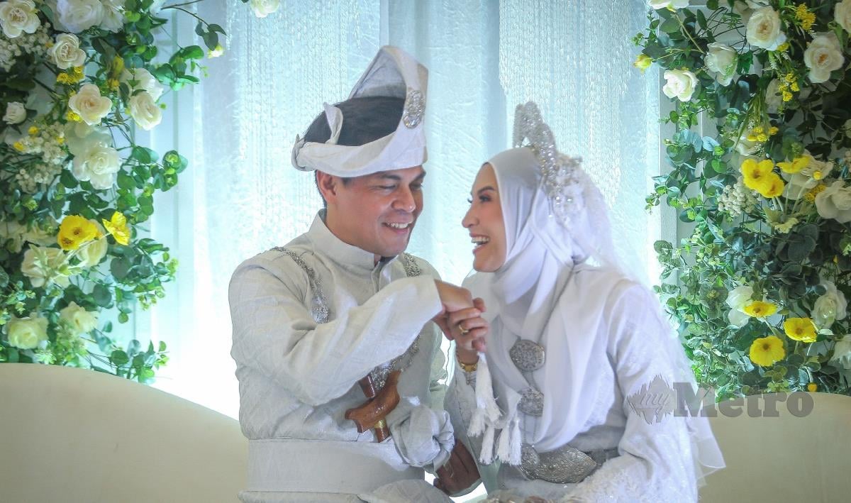 Pelakon, Fauzi Nawawi dan isteri, Lisdawati Nazaruddin pada Majlis Kesyukuran Ulangtahun Kelahiran ke-44 di Bangi Golf Resort, Bandar Baru Bangi. FOTO Azhar Ramli