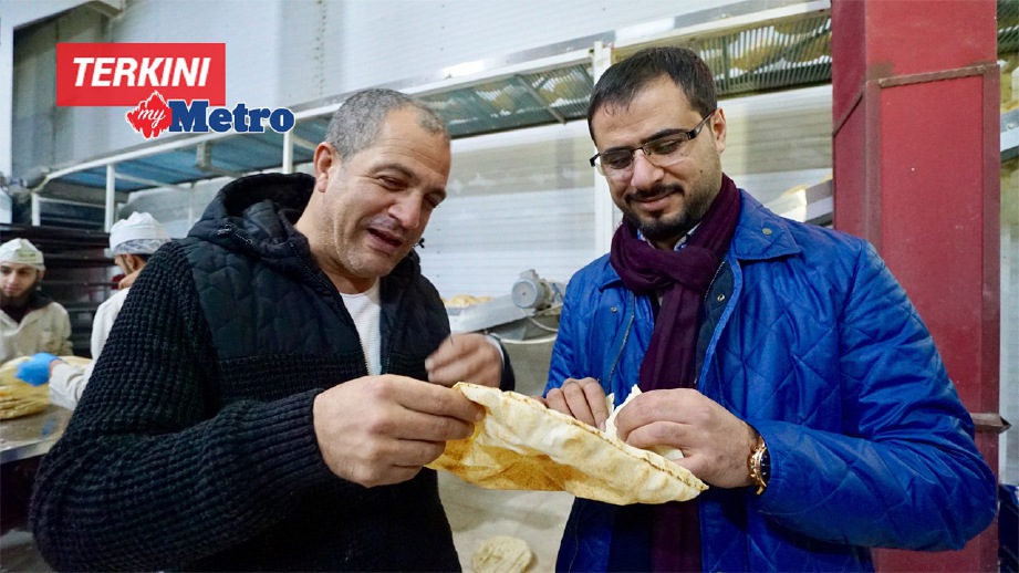MUHYIDIN (kiri) dan Muhammad Mustafa menunjukkan roti yang sudah siap. FOTO Shahrul Redzuan Zulkifli
