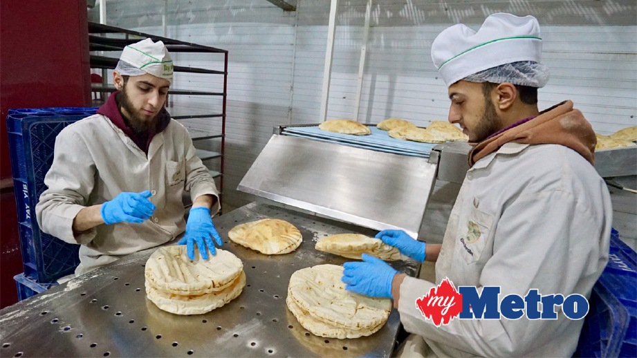 PEKERJA membuat roti di Kilang Roti Tayyib di Reyhanli, Turki. Kilang roti itu mempunyai 36 pekerja dan beroperasi dari 8 malam hingga 8 pagi. FOTO Shahrul Redzuan Zulkifli