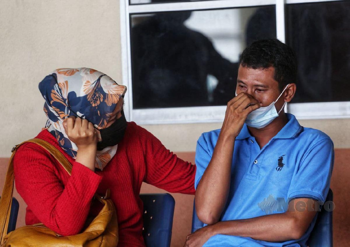 Muhammad Alhafis Mohamad, 29,sebak ketika menunggu jenazah tiga anaknya  dibilik forensik Hospital Raja Permaisuri Bainun, Ipoh yang meninggal dalam kemalangan di Kilometer 272.5 Lebuhraya Utara Selatan (PLUS) arah utara, petang semalam. FOTO HAZREEN MOHAMAD