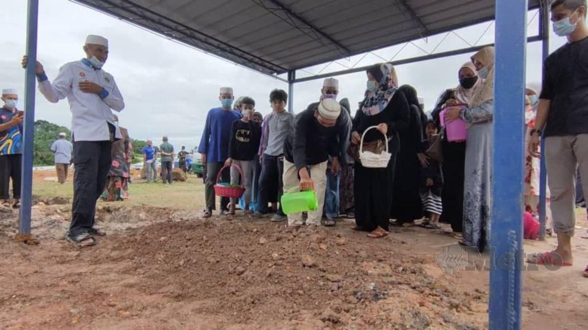Bintang lagenda bola sepak negara, Allahyarham Datuk Namat Abdullah selamat dikebumikan di Tanah Perkuburan Taman Kelisa. FOTO ZULIATY ZULKIFFLI