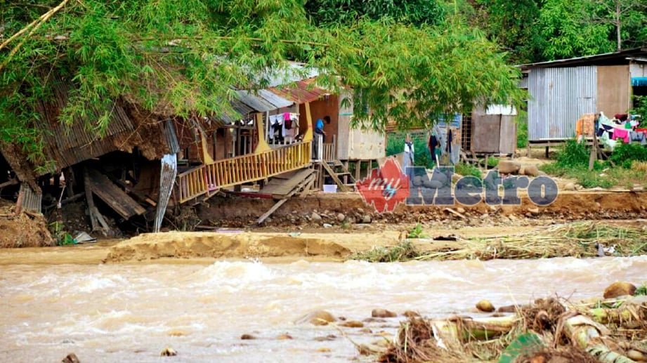 TINJAUAN suasana Kg. Pampang Keningau selepas dilanda banjir yang mengakibatkan sepuluh rumah hanyut di Keningau. FOTO Lano Lan