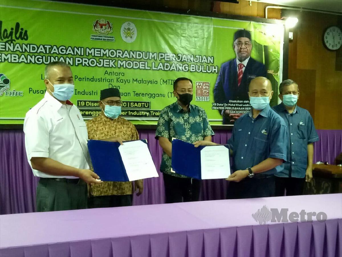 Menteri Besar, Datuk Seri Dr Ahmad Samsuri Mokhtar (tiga kanan) dan Dr Mohd Khairuddin (dua kiri) menyaksikan majlis penyerahan Memorandum Perjanjian oleh Mohd Kheiruddin (kiri) kepada Mohd (kanan). FOTO BAHAROM BAKAR