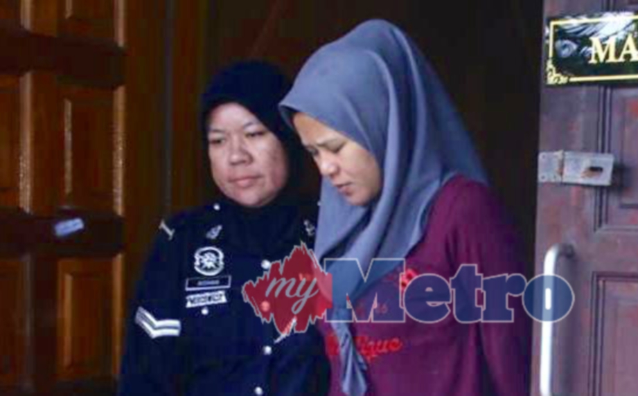 TERTUDUH, Siti Nur Amirah Abdullah Amiran, 25, diiringi anggota polis keluar dari mahkamah selepas mengaku tidak bersalah atas pertuduhan menyembunyikan kelahiran janin lelaki berusia enam bulan ketika dihadapkan ke Mahkamah Majistret, Ayer Keroh. FOTO Muhammad Zuhairi Zuber