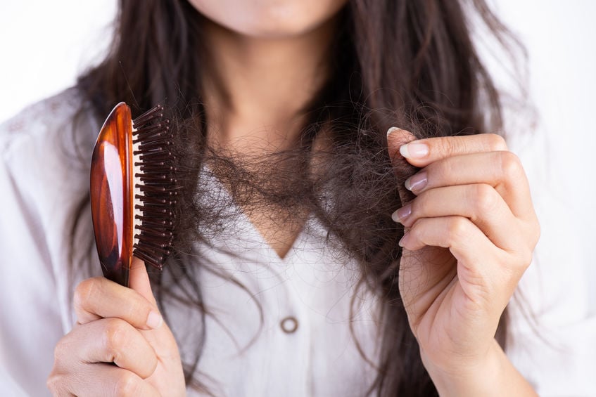 Pelbagai punca seperti gaya hidup dan penggunaan syampu yang tidak bersesuaian sering dikaitkan dengan masalah rambut gugur. - Gambar hiasan