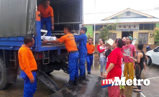 MANGSA banjir di Dewan SK Sejijak dibawa menaiki trak JPAM selepas dibenarkan pulang. FOTO ihsan JPAM