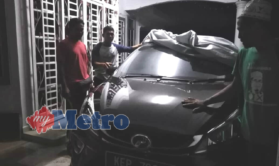 AHLI keluarga Muhammad Adib Mohd Kassim menunjukkan kereta Perodua Myvi yang baru dibeli arwah yang ditinggalkan di rumahnya di Kampung Tebengau. FOTO Zuliaty Zulkiffli