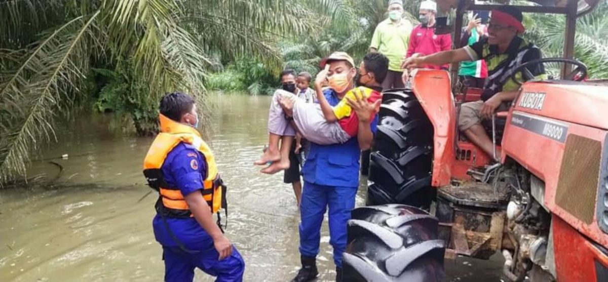Pasukan keselamatan dalam operasi menyelamat mangsa banjir. FOTO Facebook PM