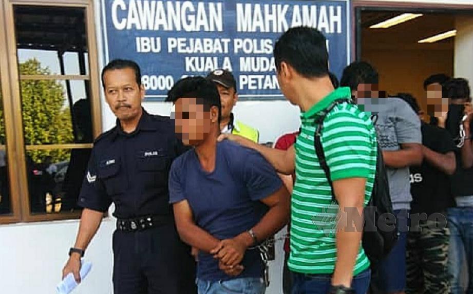 ANGGOTA polis mengiringi suspek yang disyaki mencabul kanak-kanak perempuan dalam kejadian di tandas Surau Al Ikhlas, dibawa ke Mahkamah Sungai Petani untuk mendapat perintah tahanan reman. FOTO Nor Farhani Che Ad