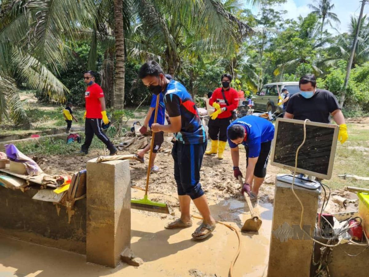 Sukarelawan membantu mangsa banjir.