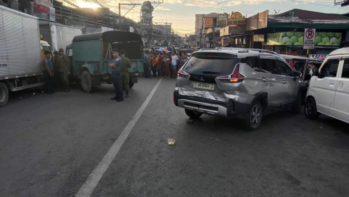 Keadaan kemalangan selepas seorang lelaki melarikan trak tentera dan merempuh orang ramai. FOTO Davao City Police Office
