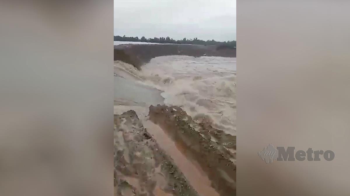 Projek Pembangunan Lembangan Sungai Bersepadu (PLSB) Sungai Golok di Kampung Lanchang, di sini, pecah akibat arus deras pagi semalam. FOTO Ihsan Penduduk