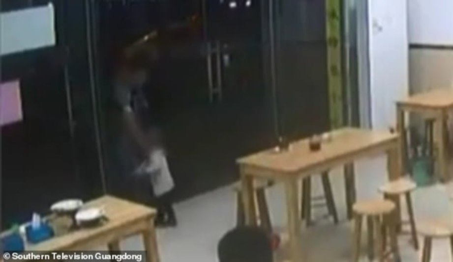 SEDUTAN video memaparkan lelaki itu menolak semula anaknya ke dalam restoran ketika beredar.