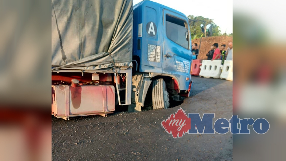 KEADAAN lori barang terbenam dalam lubang misteri di Kilometer 53 Jalan Sri Aman - Kuching berhampiran Lachau. FOTO Ihsan Bomba