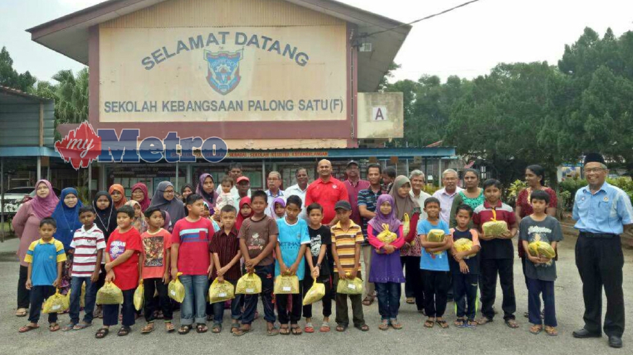 ANTARA murid yang menerima sumbangan pakaian sekolah di Jeram Padang, semalam. FOTO NSTP