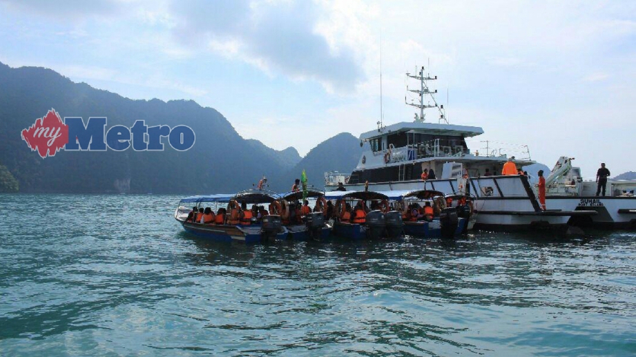 SEBAHAGIAN lima bot pelancong yang ditahan dalam Ops Bersepadu membabitkan Agensi Penguatkuasaan Maritim Malaysia dan Jabatan Laut Malaysia di perairan Langkawi, semalam. Gambar Ihsan APMM