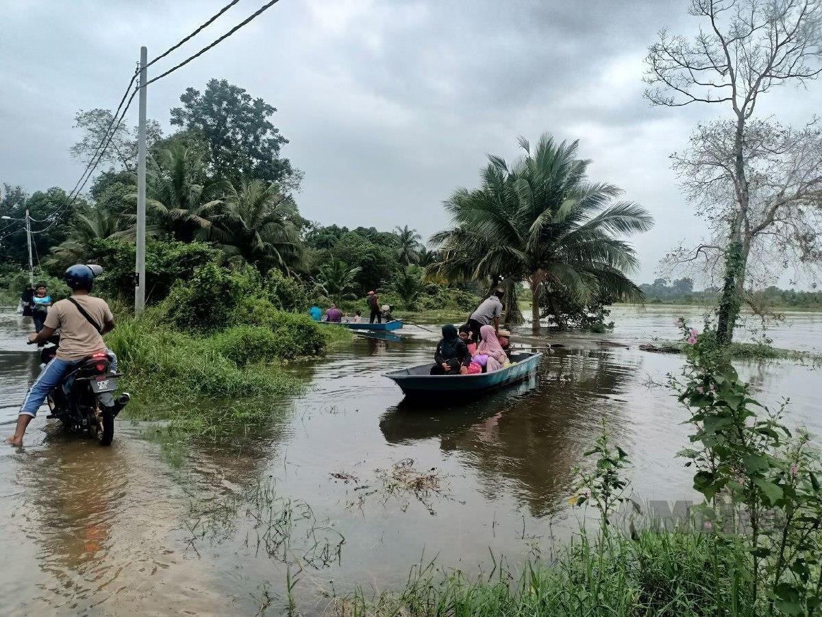 Pergerakan bot di Kampung Palas Merah yang menjadi pengangkutan utama penduduk pada musim banjir. FOTO SITI ROHANA IDRIS