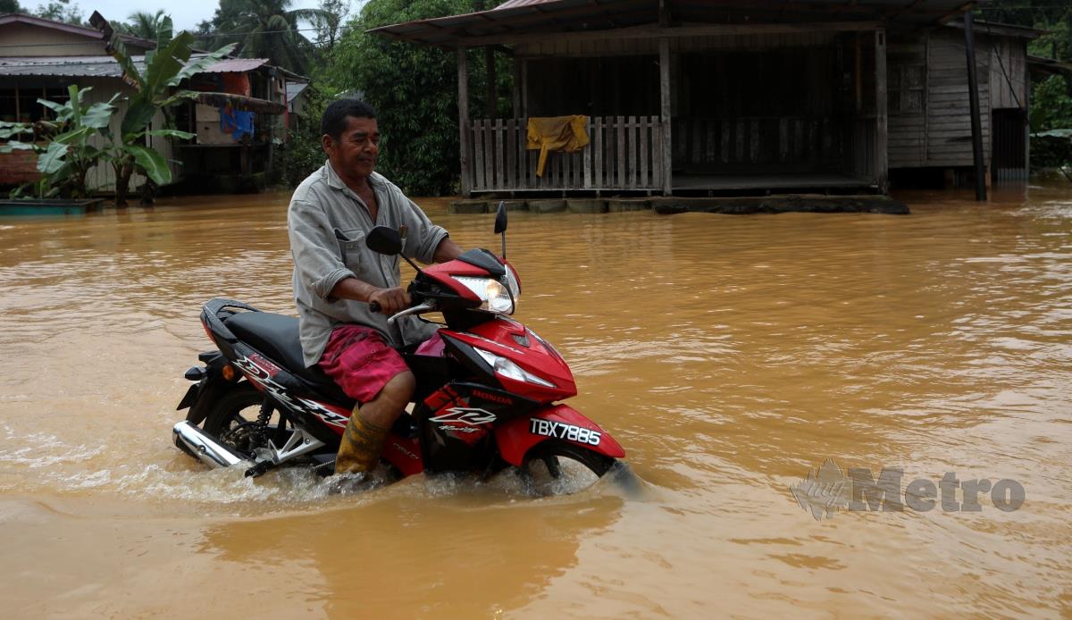 Keadaan banjir di Kampung Matang, Hulu Terengganu. FOTO GHAZALI KORI