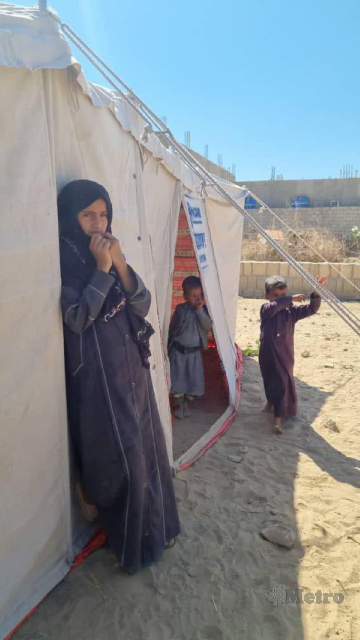 Anak-anak pelarian IDP gembira mendapat khemah baru yang disumbangkan rakyat Malaysia di Marib, Yaman.
