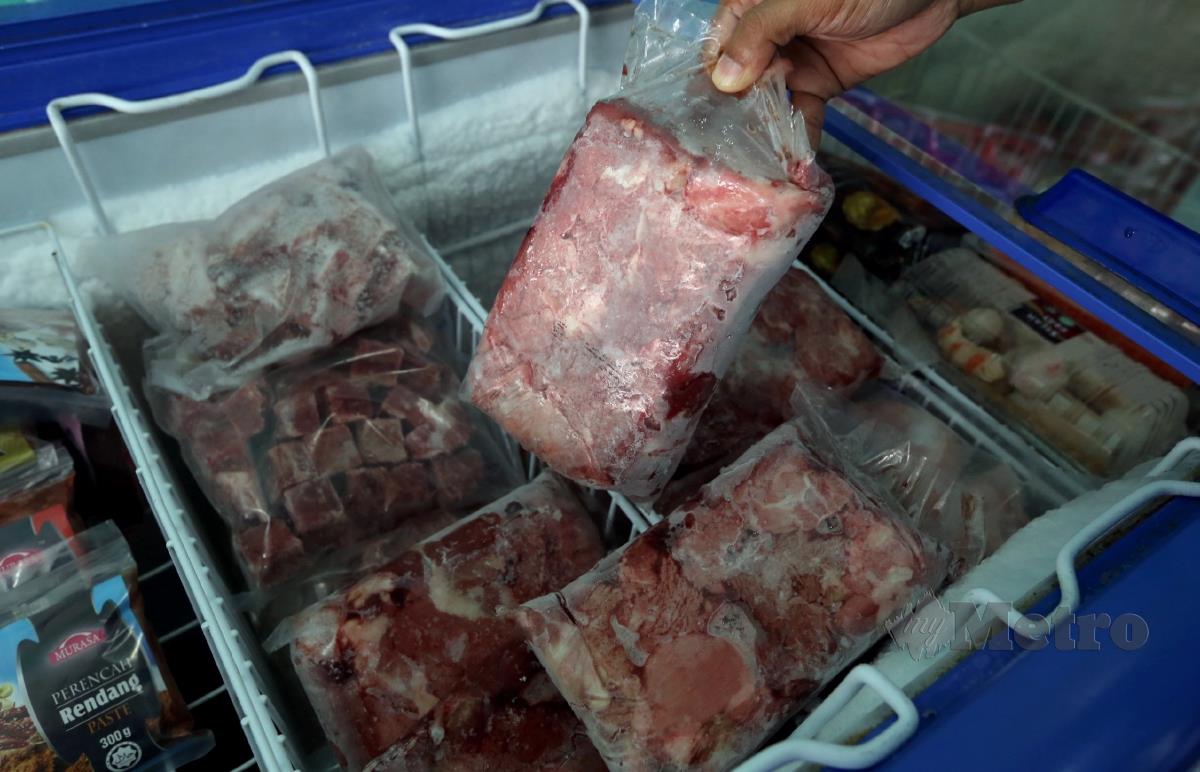 Tinjauan daging import yang dijual di kedai makanan sejukbeku Damansara Damai. FOTO HAIRUL ANUAR RAHIM