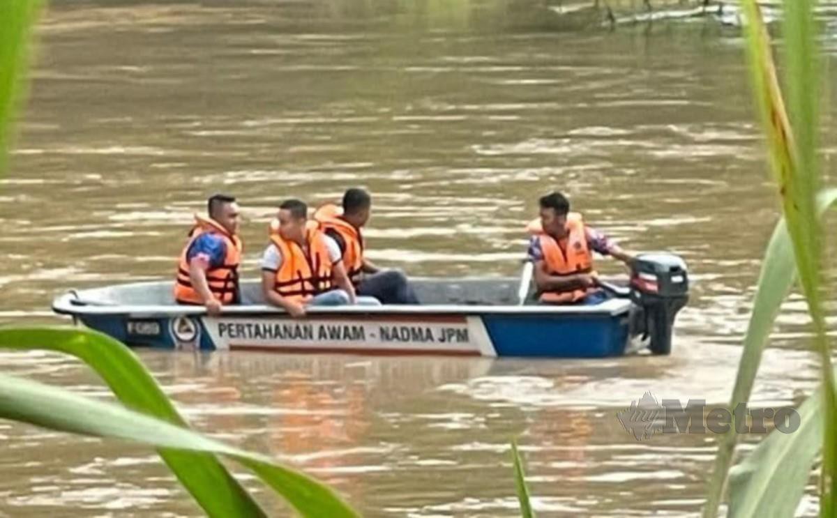 Operasi mencari warga emas yang  dipercayai lemas apabila  terjatuh ke dalam sungai Benus, di belakang Bangunan Pusat Servis Perodua, Jalan Benus, dekat sini pada jam 7.30 malam  semalam.  FOTO Ihsan PDRM  Bentong