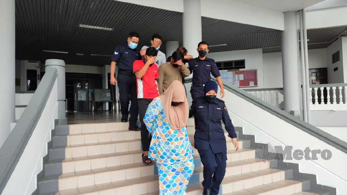 Tertuduh pertama, Nur Aishah Mohammad Najib bersama empat rakannya dibawa ke lokap mahkamah selepas kes selesai. Foto Meor Riduwan Meor Ahmad